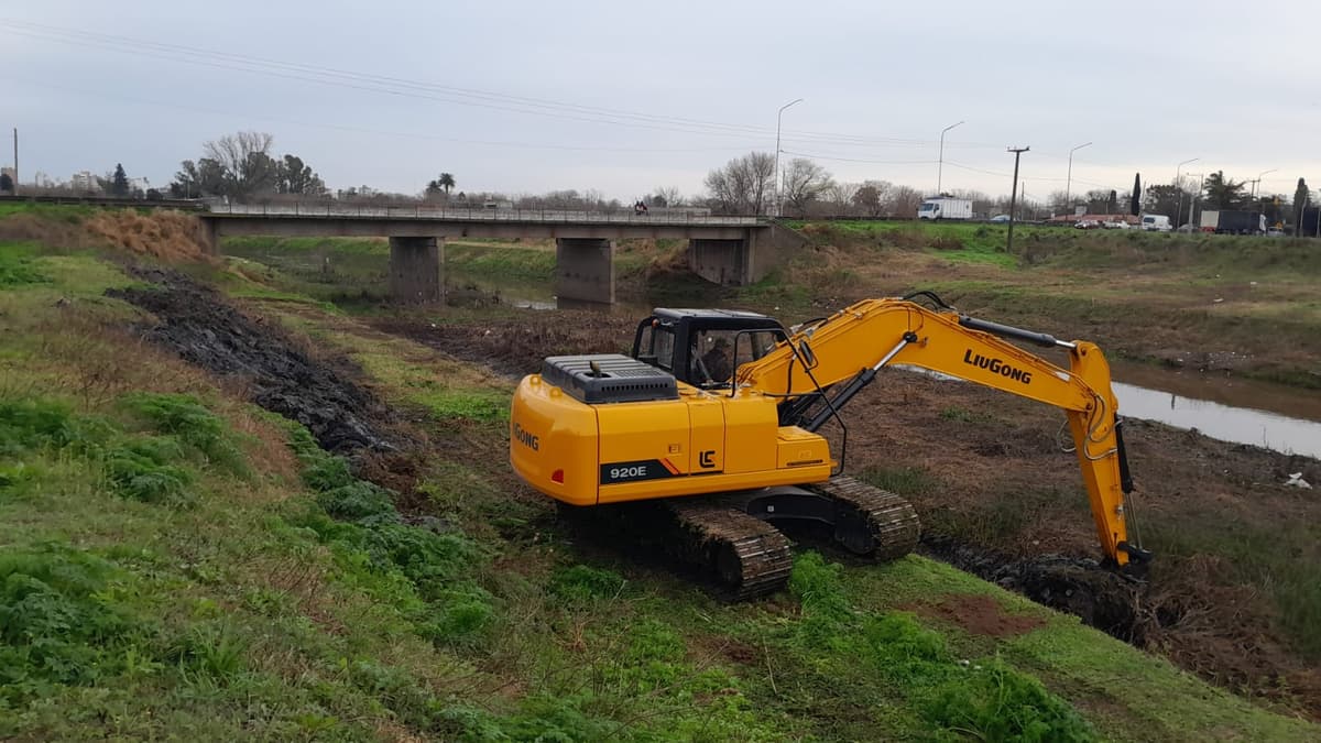 Tareas de limpieza del Arroyo Pergamino