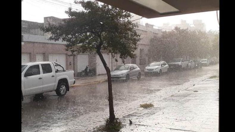 Pergamino: lluvia torrencial, granizo en algunos barrios y 33º C