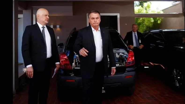 Allanaron la casa de Bolsonaro en una causa por datos falsos sobre vacunas contra el Covid