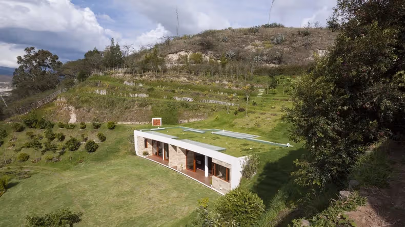 Casas enterradas: la tendencia en arquitectura que busca desaparecer en el paisaje