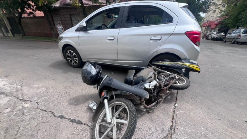 Chocaron una moto y un auto en Monteagudo y Castelli: una joven motociclista sufrió lesiones leves