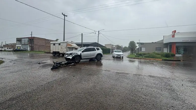 Hospitalizaron a un motociclista tras chocar con una Renault Duster en avenida Florencio Sánchez y Echevarría