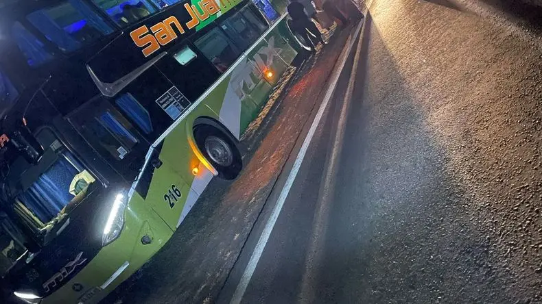 Un joven corre riesgo de perder la vida al impactarle la llanta de una rueda durante una reparación en la ruta