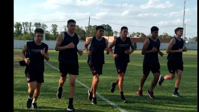 Con caras nuevas, Douglas comenzó su pretemporada