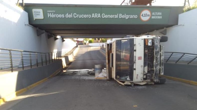 Una falla mecánica generó el vuelco de un camión en el Viaducto