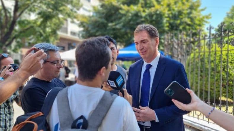 Otra encuesta muestra una paridad entre Kicillof y Santilli