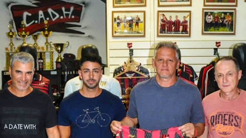 Sebastián Cejas extendió formalmente su contrato con Douglas