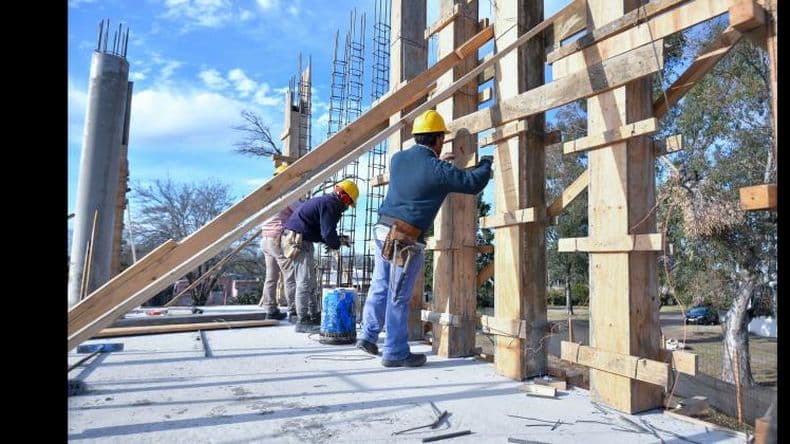 La industria y la construcción repuntaron entre 3,5% y 4,3% en 2022
