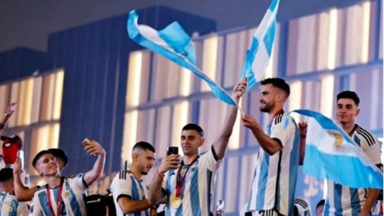 El vuelo de la Selección partió de Doha y este martes habrá una caravana a la Casa Rosada