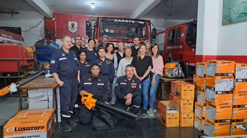 El Ministerio de Ambiente entregó un kit de emergencia climática a bomberos voluntarios de Zárate