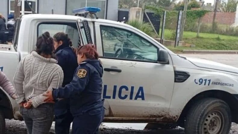 La chupa nafta: aprehendieron a una mujer que extraía combustible de motos estacionadas