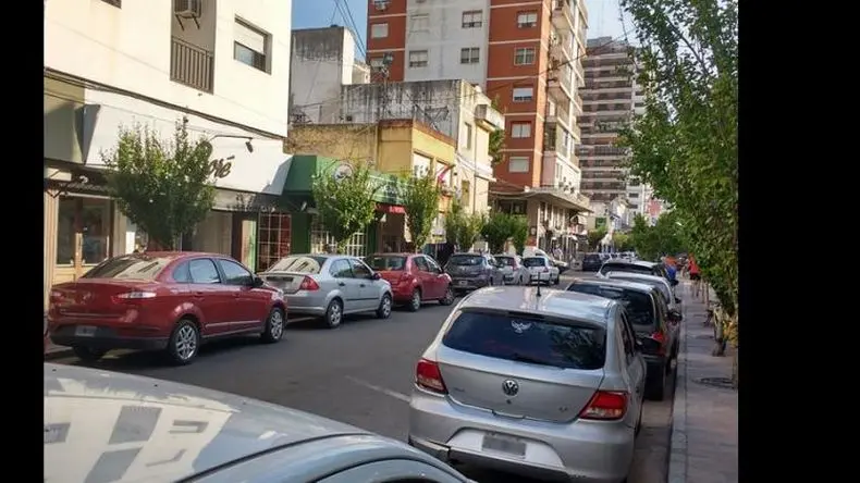 Proyectan el estacionamiento en doble mano, de viernes a lunes, en algunas calles céntricas