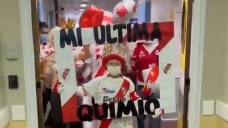 Valentín, el niño que celebró su última sesión de quimioterapia con la familia, médicos y enfermeros