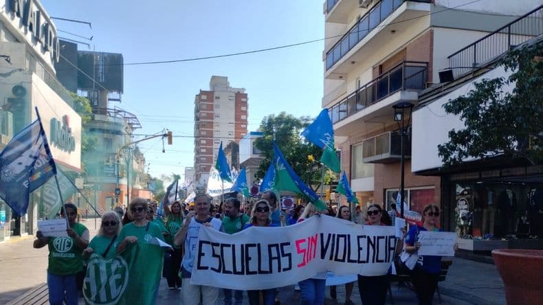 Tras una masiva marcha docente, la Fiscalía General ultima un protocolo de actuación ante la violencia escolar