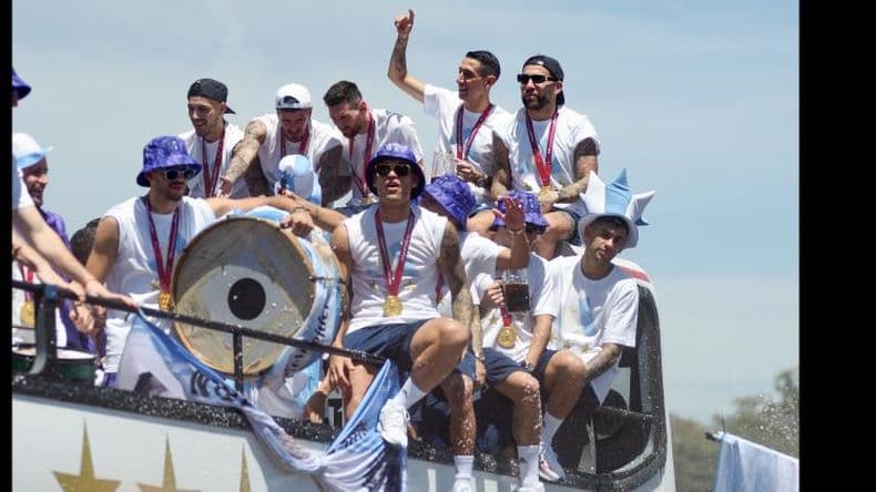 La Selección abandonó la caravana y sobrevuela la ciudad en helicópteros