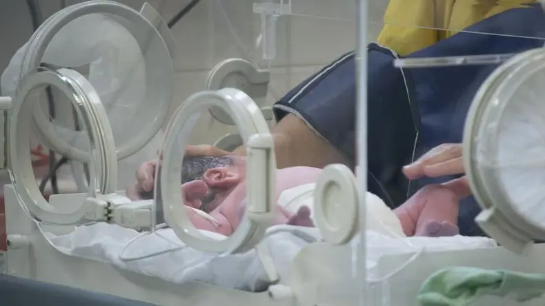 Más tristeza: falleció la beba nacida tras la muerte de su madre