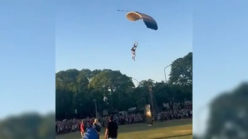 Evoluciona favorablemente el paracaidista accidentado durante el arribo de los Reyes Magos en Parque Belgrano