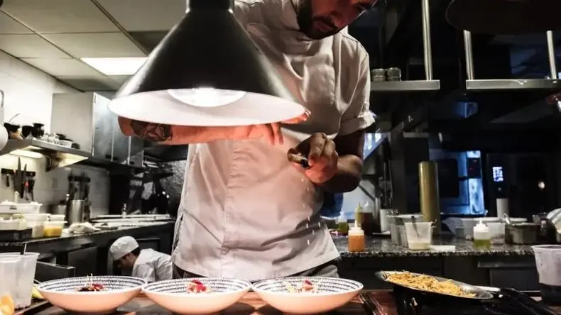 Quién es el chef argentino detrás del restaurante que es furor entre los críticos a nivel mundial