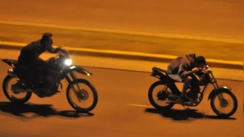 Picadas de motos en la autopista: un joven está en terapia intensiva y un menor grave por un choque
