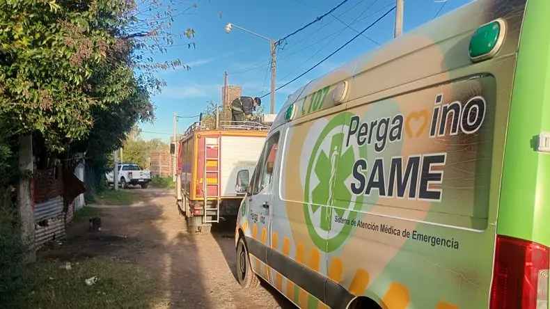 La Policía, Same y los rescatistas intervinieron por el incendio de una casa en barrio Jorge Newbery