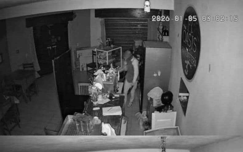 Robo frente a la Terminal: un ladrón forzó un local, rompió cámaras y se llevó dinero y mercadería