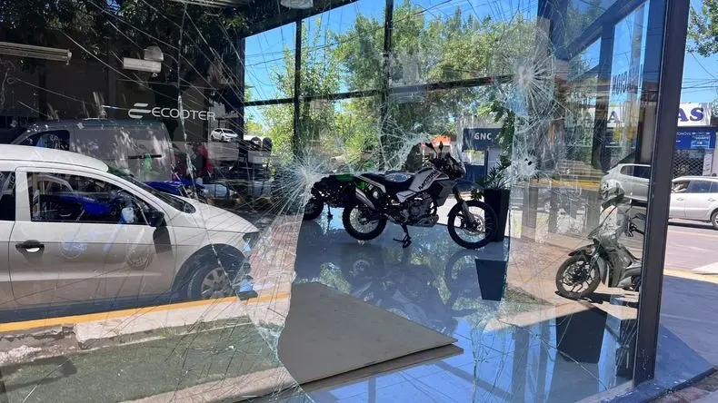 Serían menores de edad los ladrones de una moto tras romper la vidriera del local en avenida Ugarte y Baradero