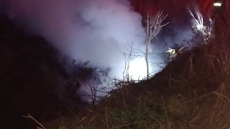 Grave vuelco: una mujer pudo salir del habitáculo tras despistar, volcar e incendiarse el auto en la autopista