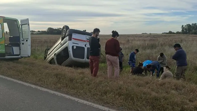 Autopista: un utilitario volcó cerca de Arrecifes y los integrantes de una familia fueron hospitalizados