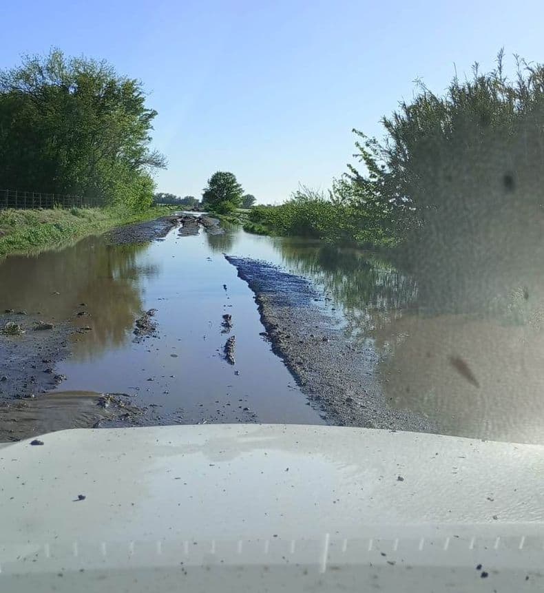 Vecinos de Arroyo Dulce reclaman por un camino rural anegado: "Hace más de un año que se tiran la pelota"