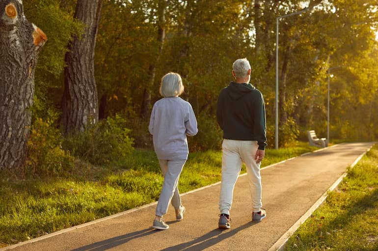 Caminar después de comer: cuánto tiempo alcanza para mejorar la glucosa y la digestión, según la ciencia