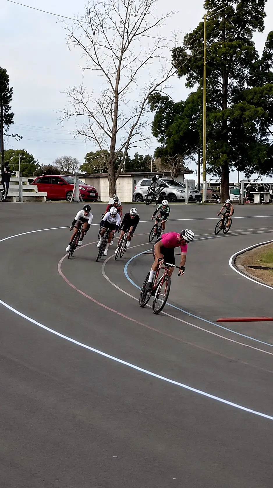 Ciclismo en Salto: una competencia terminó con golpes tras una polémica agresión en la pista