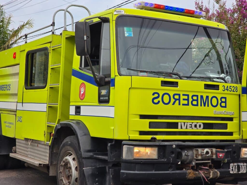 San Nicolás: Manipulaba nafta, prendió un cigarrillo y desató un incendio, él y su hijo fueron hospitalizados