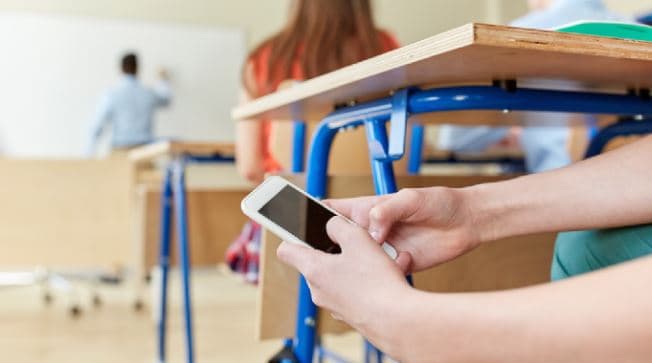 Celulares en la escuela: uno de cada diez colegios privados ya restringe su uso