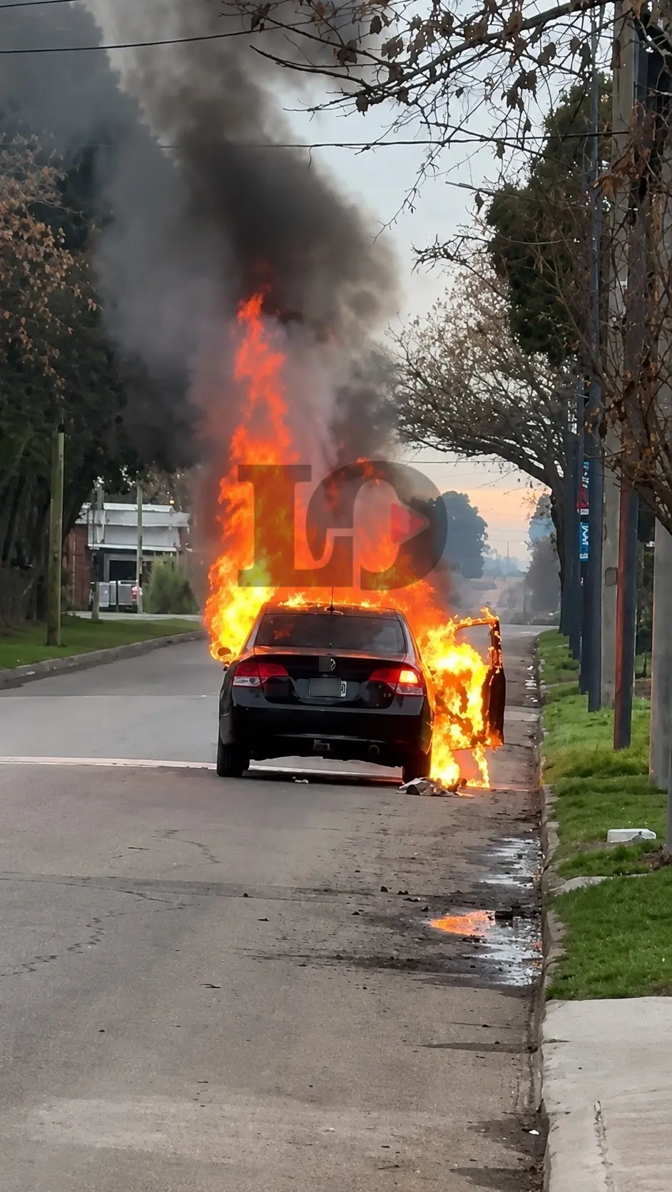 Voraz incendio de un automóvil en el barrio Otero