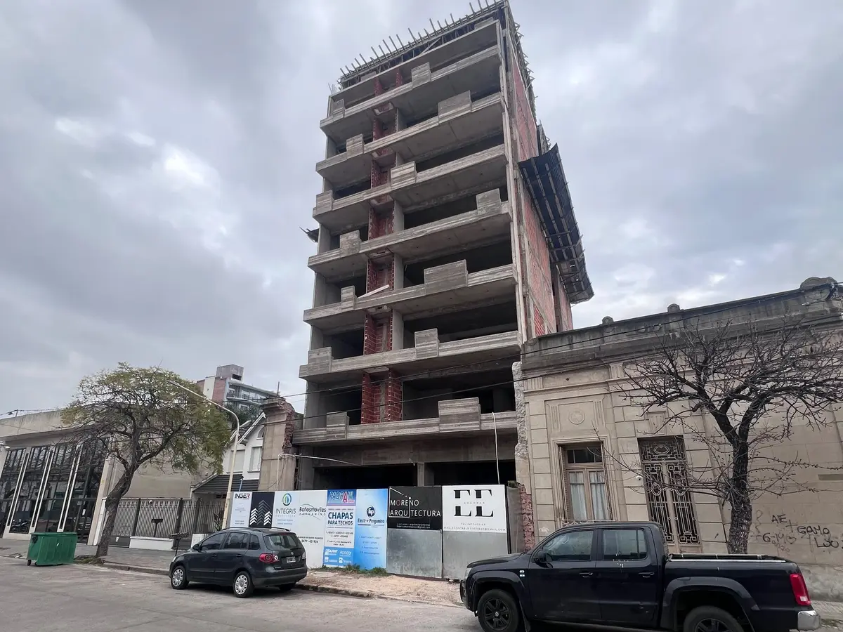 Accidente laboral fatal: murió un operario tras caer al foso del ascensor en una obra del Centro