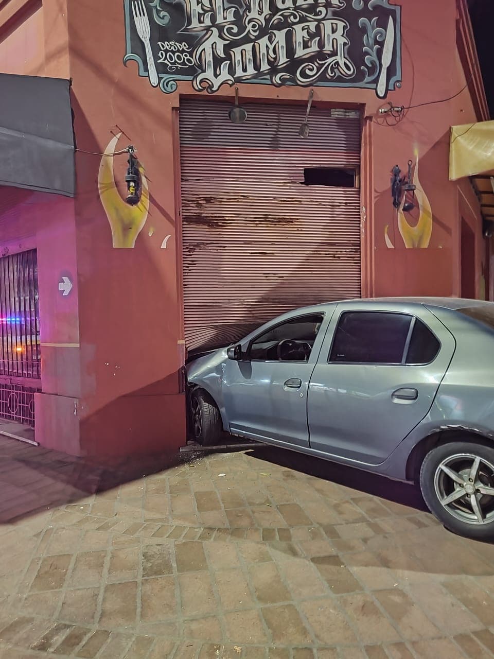 Chocaron dos autos y uno terminó impacando con el frente de un local en Italia y Florida