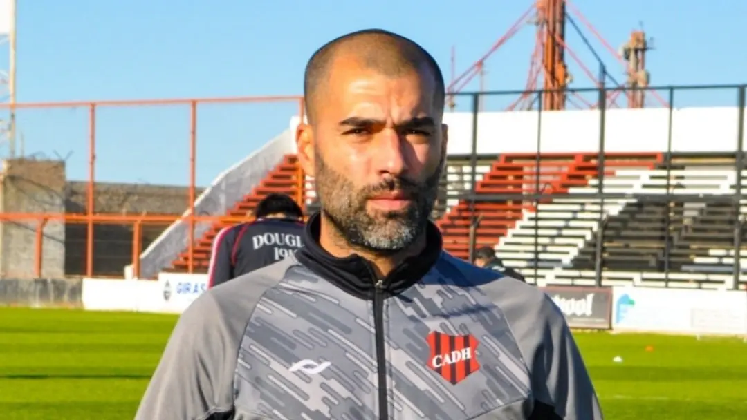 Douglas echó a "Terremoto" Cejas y comenzó la búsqueda de un nuevo DT