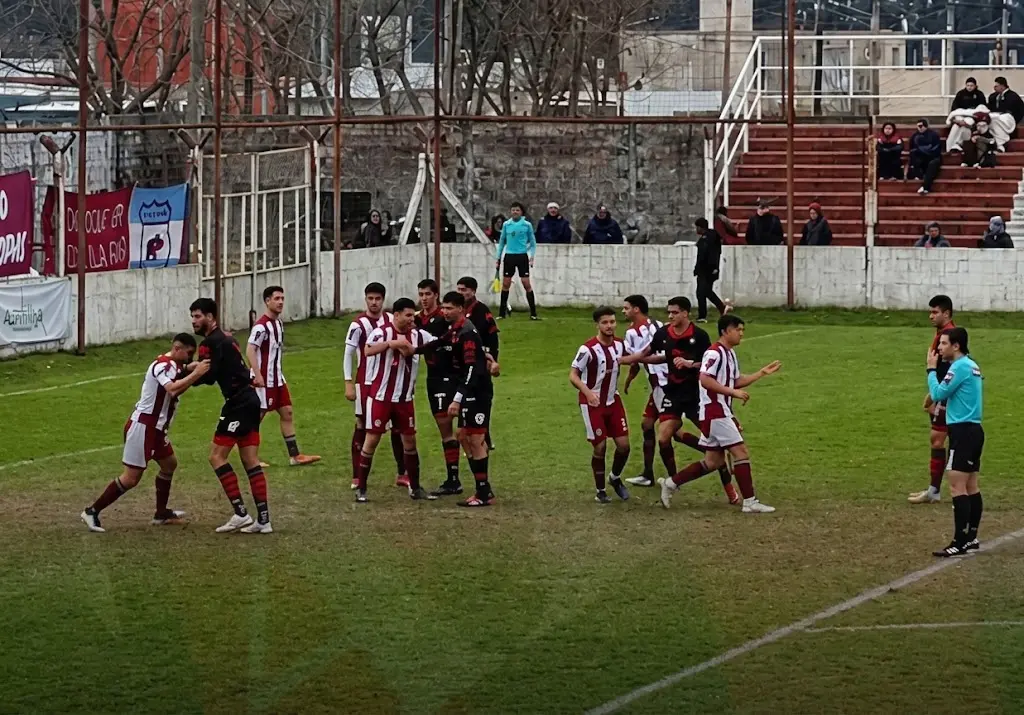 Douglas sumó en Villa Ramallo, pero sigue sin ganar en la Zona Campeonato