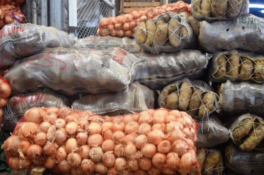 Papa y cebolla, dos clásicos de la mesa argentina que ahora pesan más en el bolsillo
