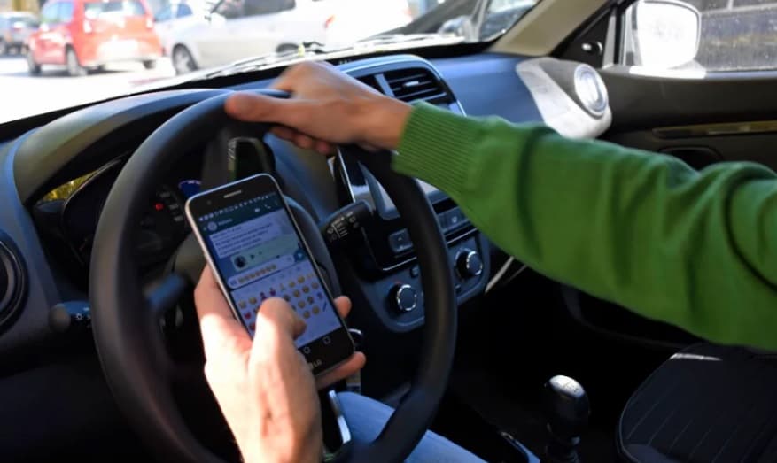 El celular al volante, en la mira de los controles de tránsito en Pergamino