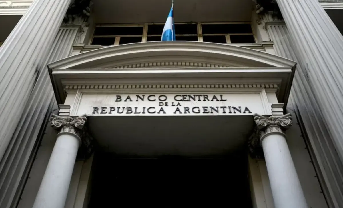 El Gobierno le dio al BCRA bonos atados al dólar para reforzar su poder de fuego antes de las elecciones