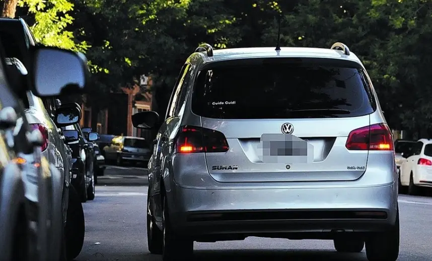 Las balizas no habilitan a estacionar en cualquier lugar: una costumbre que complica el tránsito en Pergamino