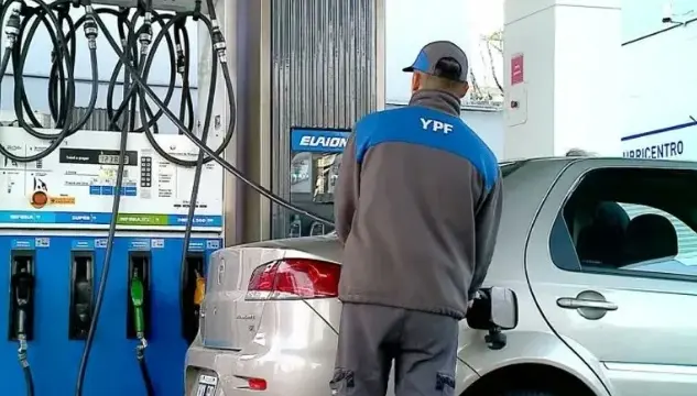 Postergan la suba del impuesto a los combustibles