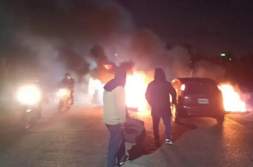 Trabajadores despedidos reclamaron frente al acceso a Ramallo por su situación laboral