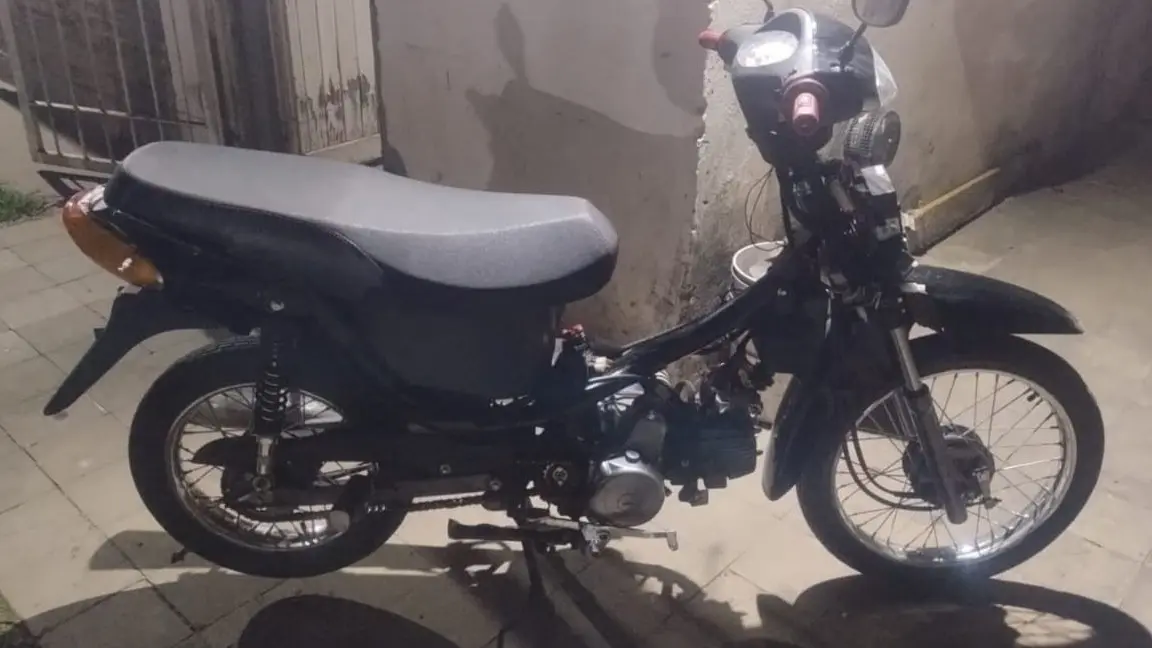 Un adolescente de 13 años conducía una moto robada