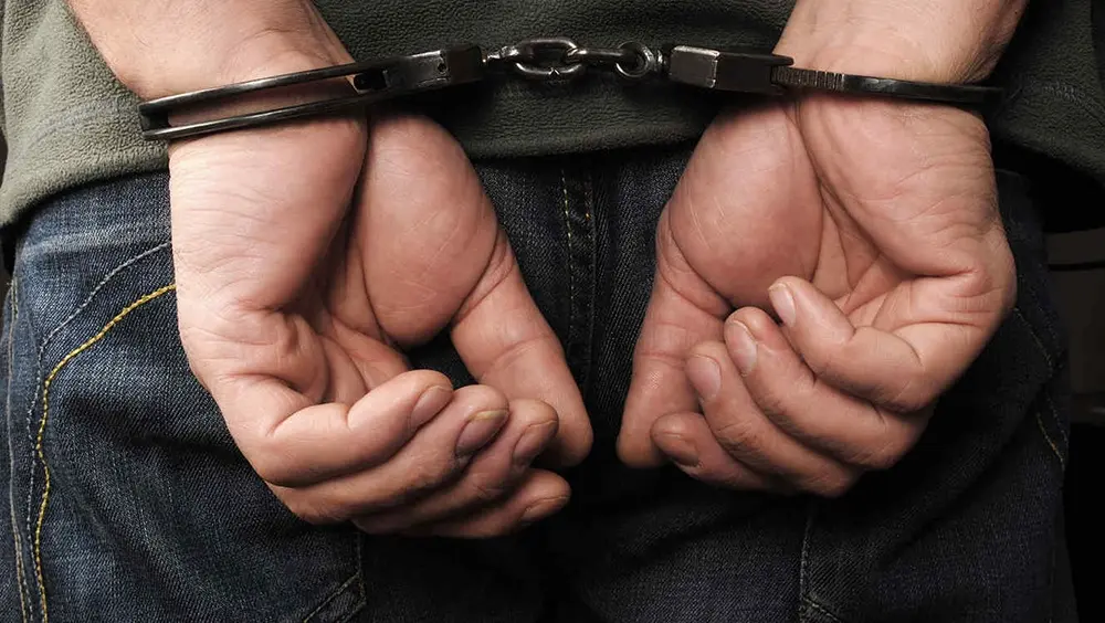 Un sujeto ebrio agredió a la vecina y lesionó a una oficial de la Policía