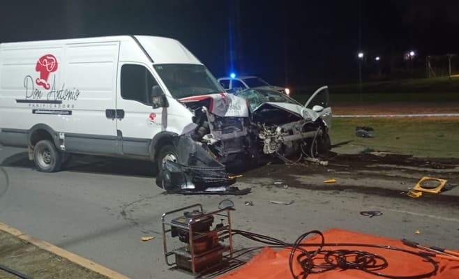 Zárate: Una mujer murió tras un fuerte choque entre un Peugeot y un furgón