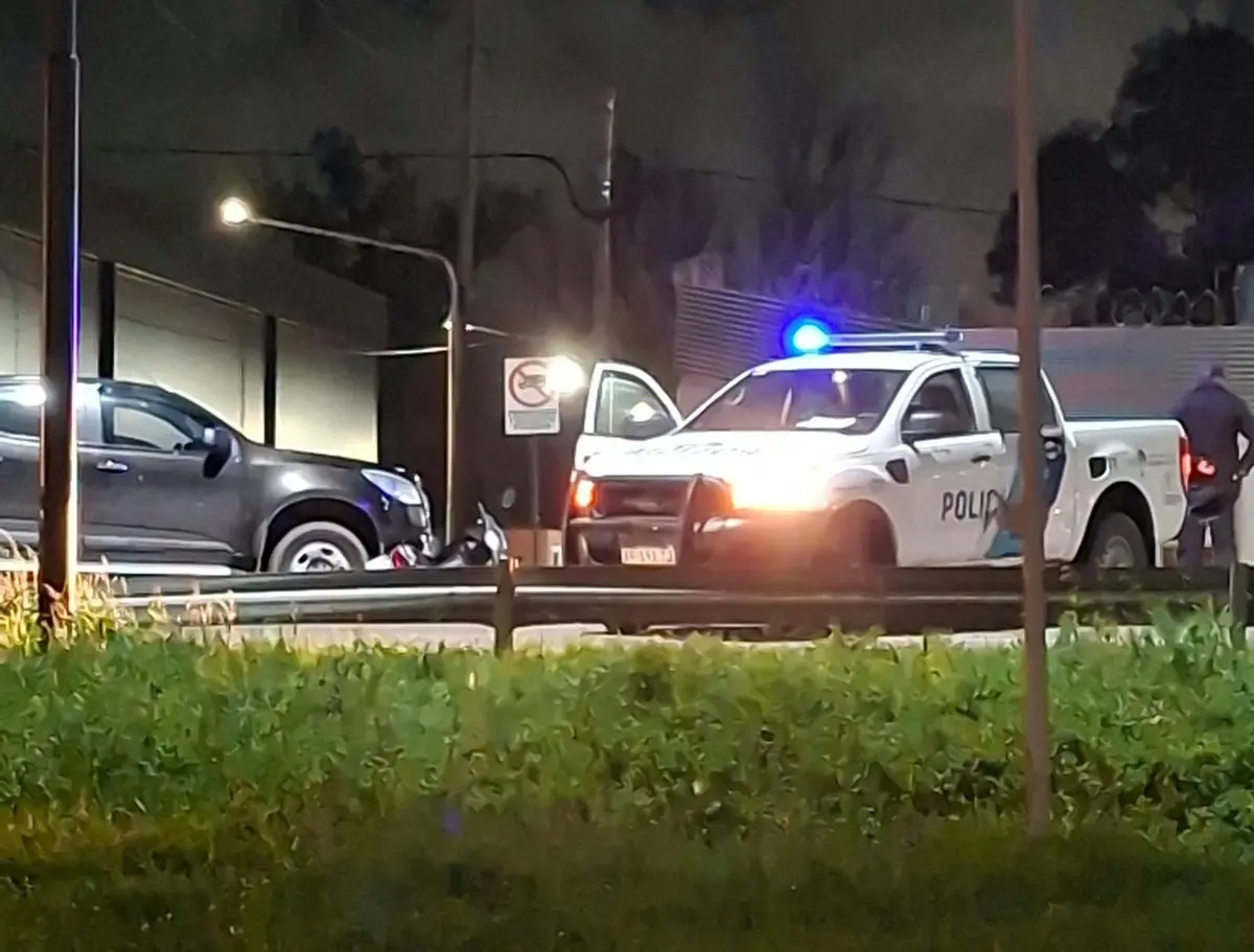 Hospitalizaron a un motociclista tras un choque entre una camioneta y una moto en la ruta 8 y Perú