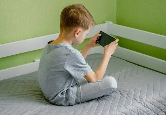 Levantemos la mirada: una propuesta para cuidar la infancia de las pantallas