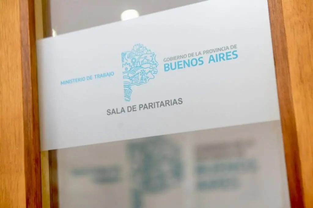 Paritarias bonaerenses: los estatales aceptaron el 6% y los docentes definen si avalan la oferta